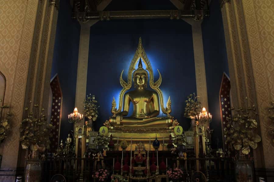 Shared Tour: Wat Pho, Wat Traimit and Wat Benchamabophit - Wat Traimit in Chinatown: The Gold Buddha Photo Moment