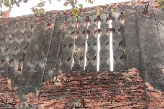 Small Group Tour to Ayutthaya Temples from Bangkok with Lunch - Stop 3: Wat Mahathat and the Bodhi Tree Buddha Head