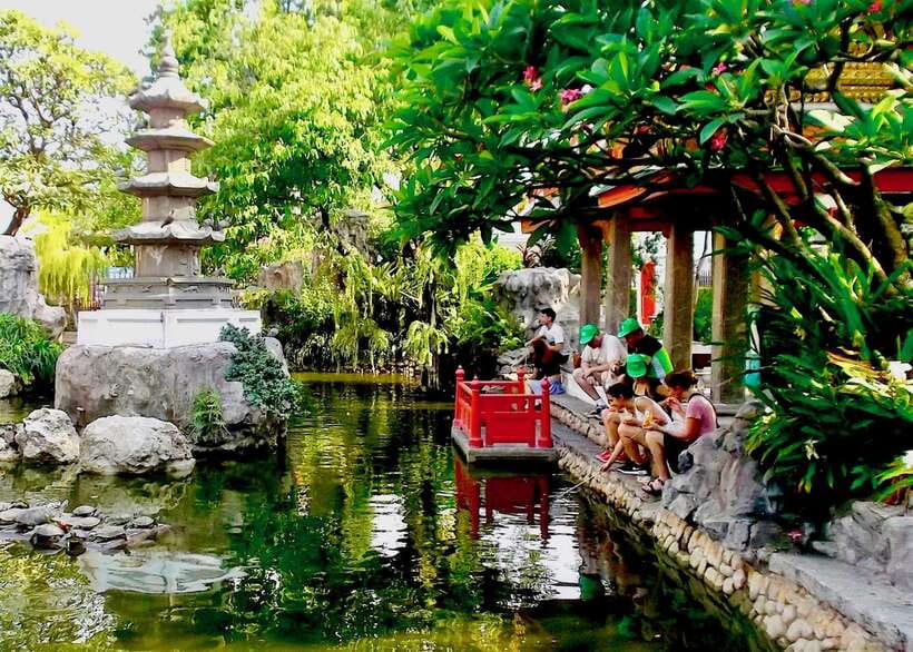 Thai culture and Bangkok local life guided bike tour - Wat Kalayanamitr Varamahavihara and turtle feeding at Thailand’s old capital