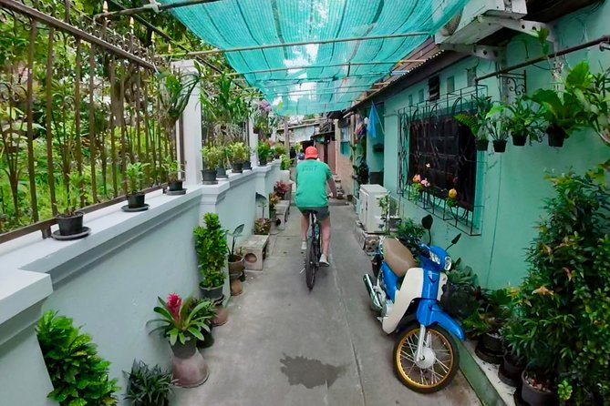 Thai Culture and Local Life 4- Hour Bangkok Bike Tour - Stop 1: Horseshoe Shrine and the small ritual moment