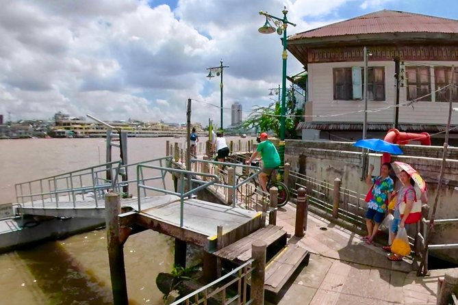 Thai Culture and Local Life 4- Hour Bangkok Bike Tour - Stop 2: Chinatown, street markets, and that Dragon energy