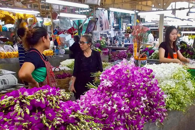 Thai Culture and Local Life 4- Hour Bangkok Bike Tour - Stop 3: Pak Khlong Flower Talat Original, flowers you can smell