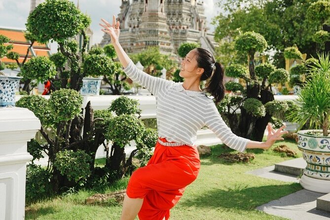Thai Dance Class at Wat Arun - Wat Arun Area Meets Real Thai Folk Dance Costumes