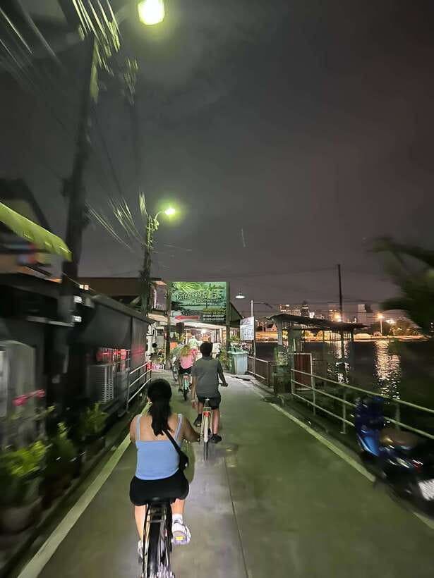 Twilight Firefly Bangkok Bicycle Tour - Sri Nakhon Khuean Khan Park: Sunset Sounds and Fish Feeding