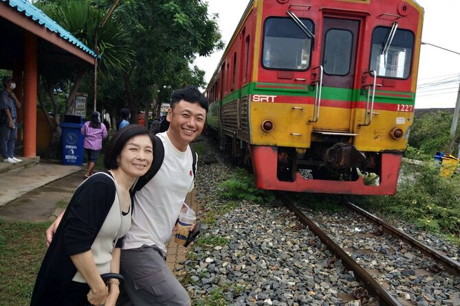 Wheelchair & Luxury Tour to Floating & Railway Markets - Wheelchair-friendly support: what the option actually includes